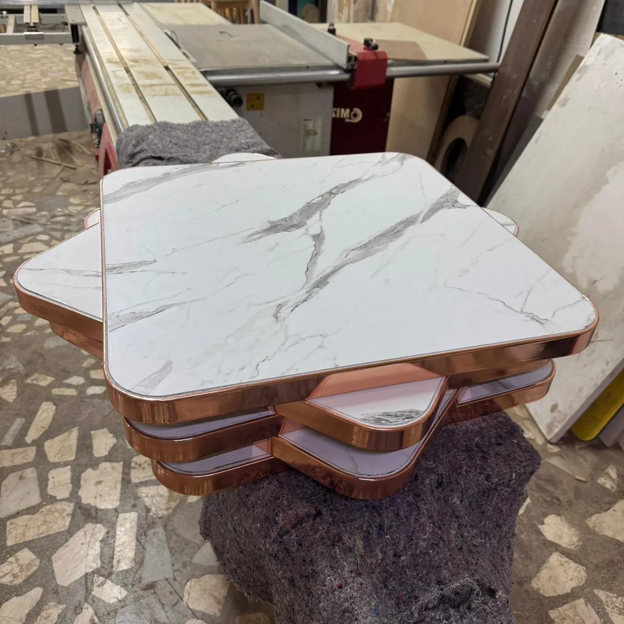 Bakır Kaplamalı Metal Çerçeveli Radyüslü Compact Laminat Masa Tablası