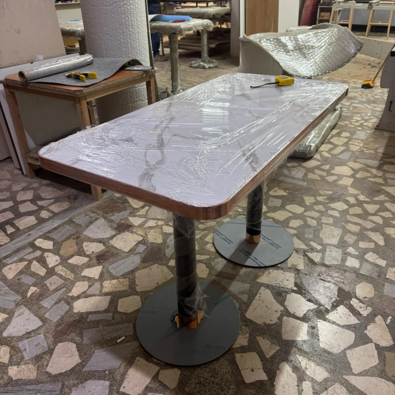 Bakır Kaplamalı Metal Çerçeveli Radyüslü Dikdörtgen Compact Laminat Masa