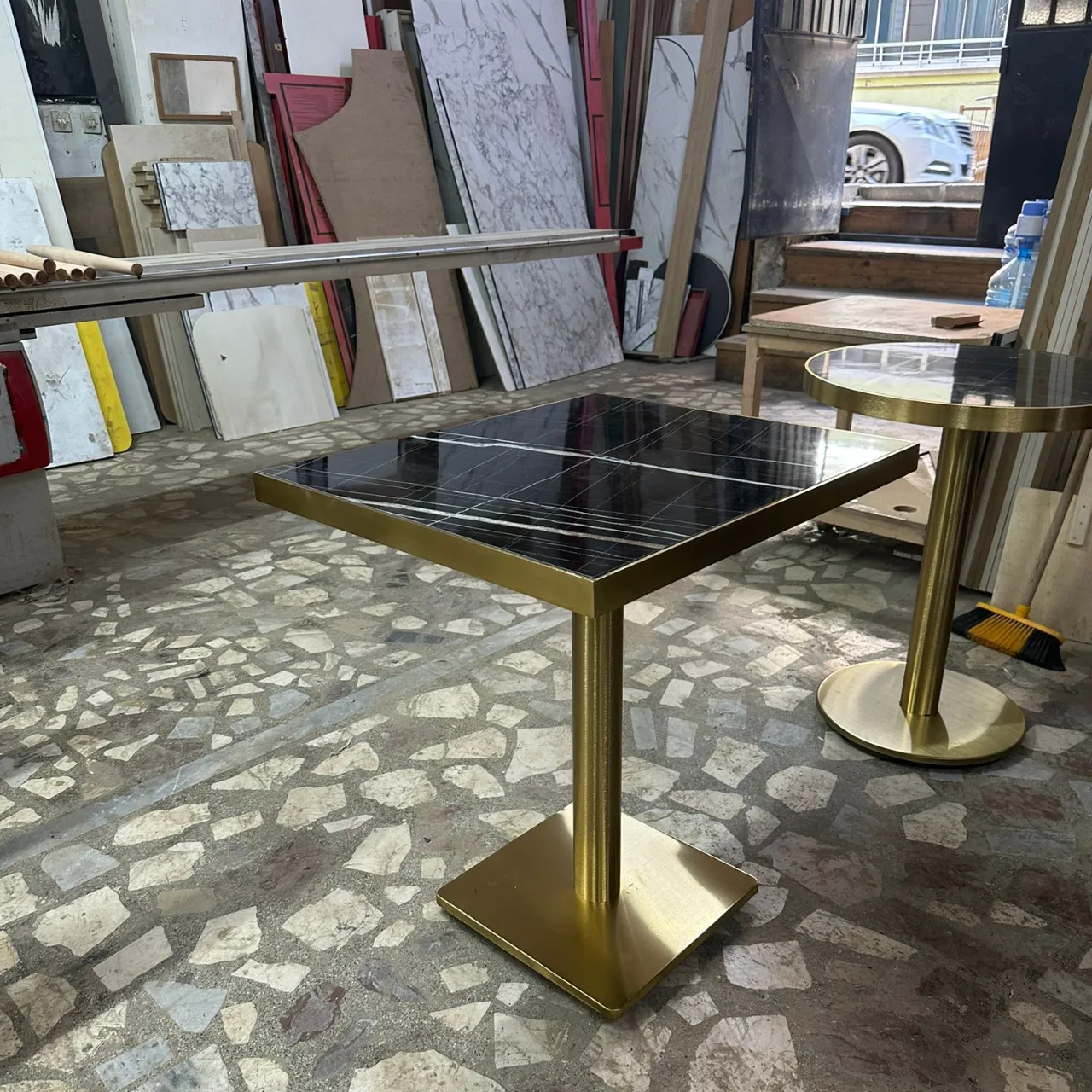 Metal Gold Çerçeveli Kare Compact Laminat Masa İmalatı