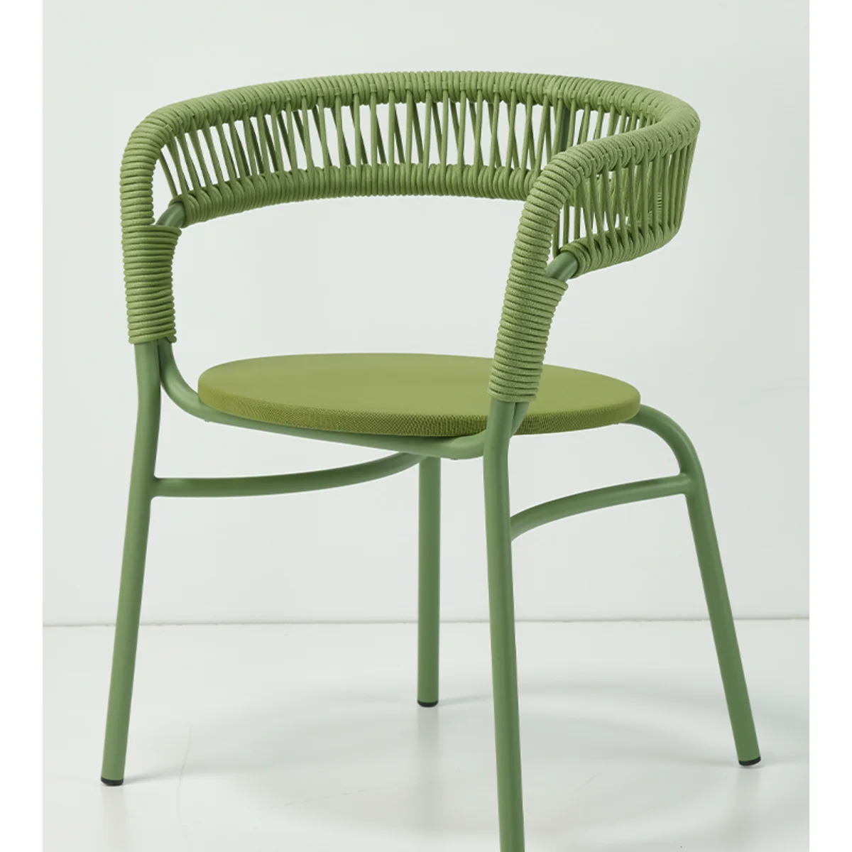 Scaun de cafenea de exterior cu brațe împletite în frânghie – model verde modern