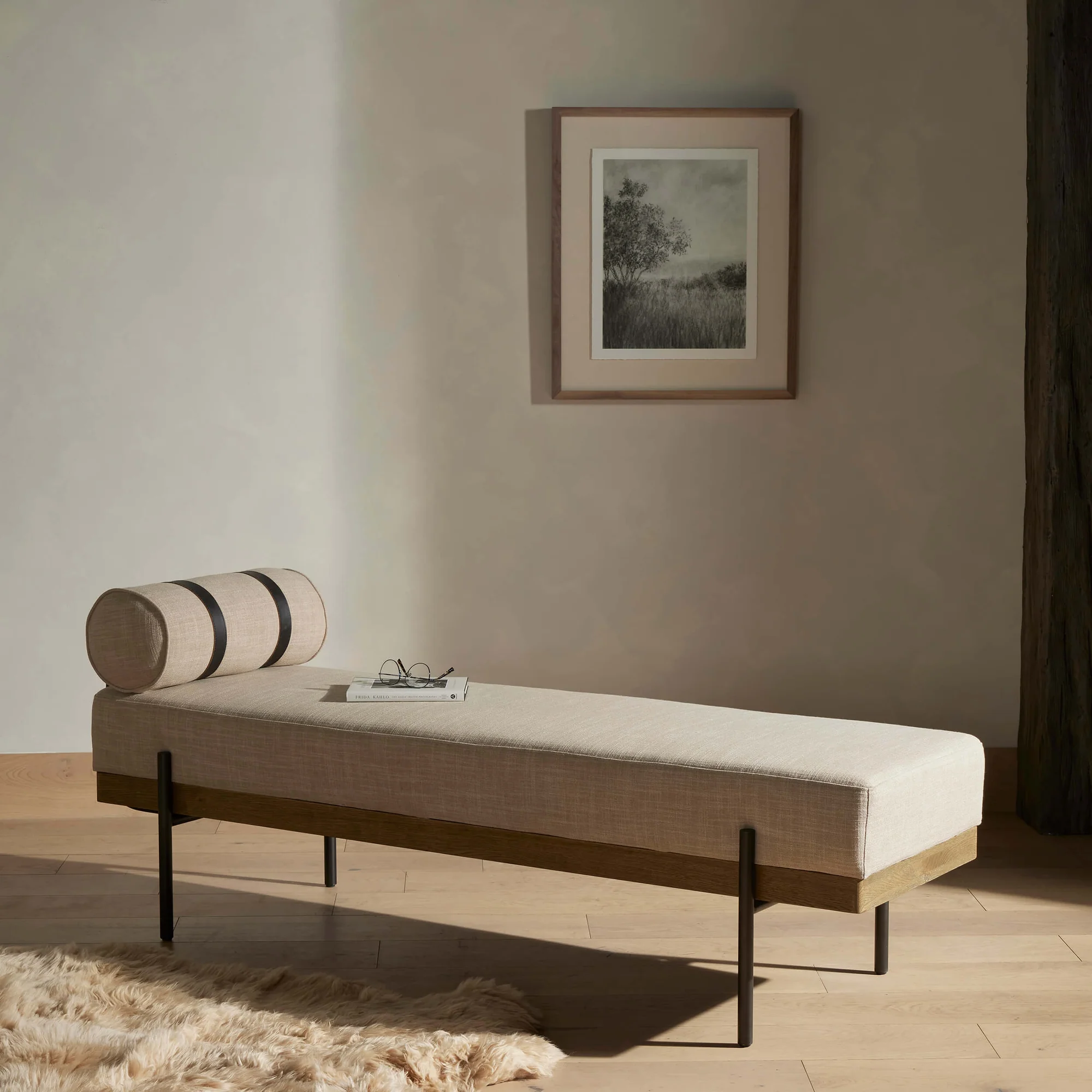MODERN SİLİNDİRİK YASTIKLI METAL AYAKLI KUMAŞ DÖŞEMELİ BENCH görsel 4